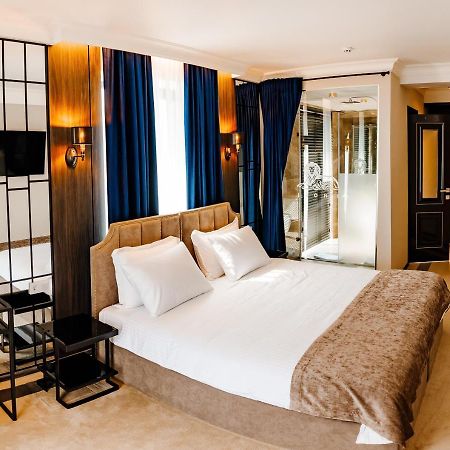 Lion'S Hotel คีชีเนา ภายนอก รูปภาพ